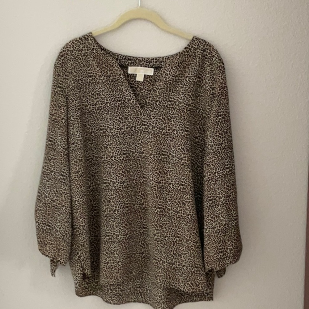 Micheal Kors leopard print blouse comes in a size XL. Perfect for fall.
